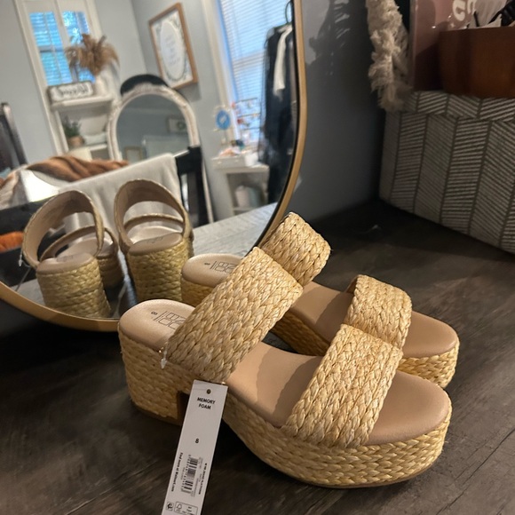 No Boundaries Women's Raffia Double Band Platform Sandals - Picture 5 of 5
